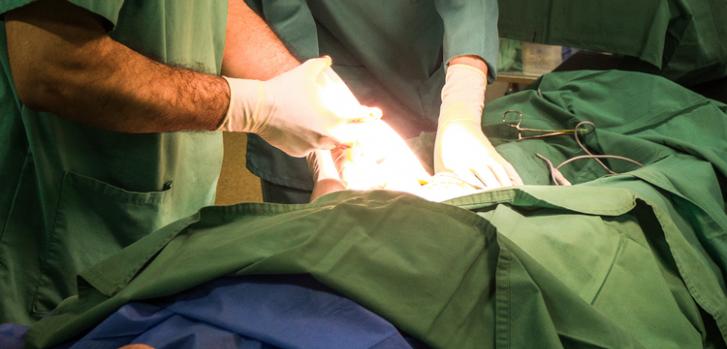 Cirujanos operan a un paciente en Al Qayyarah.Javier Rius Trigueros/MSF