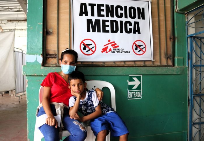 Pacientes de Médicos Sin Fronteras en el puesto de salud en Tumbes, Perú