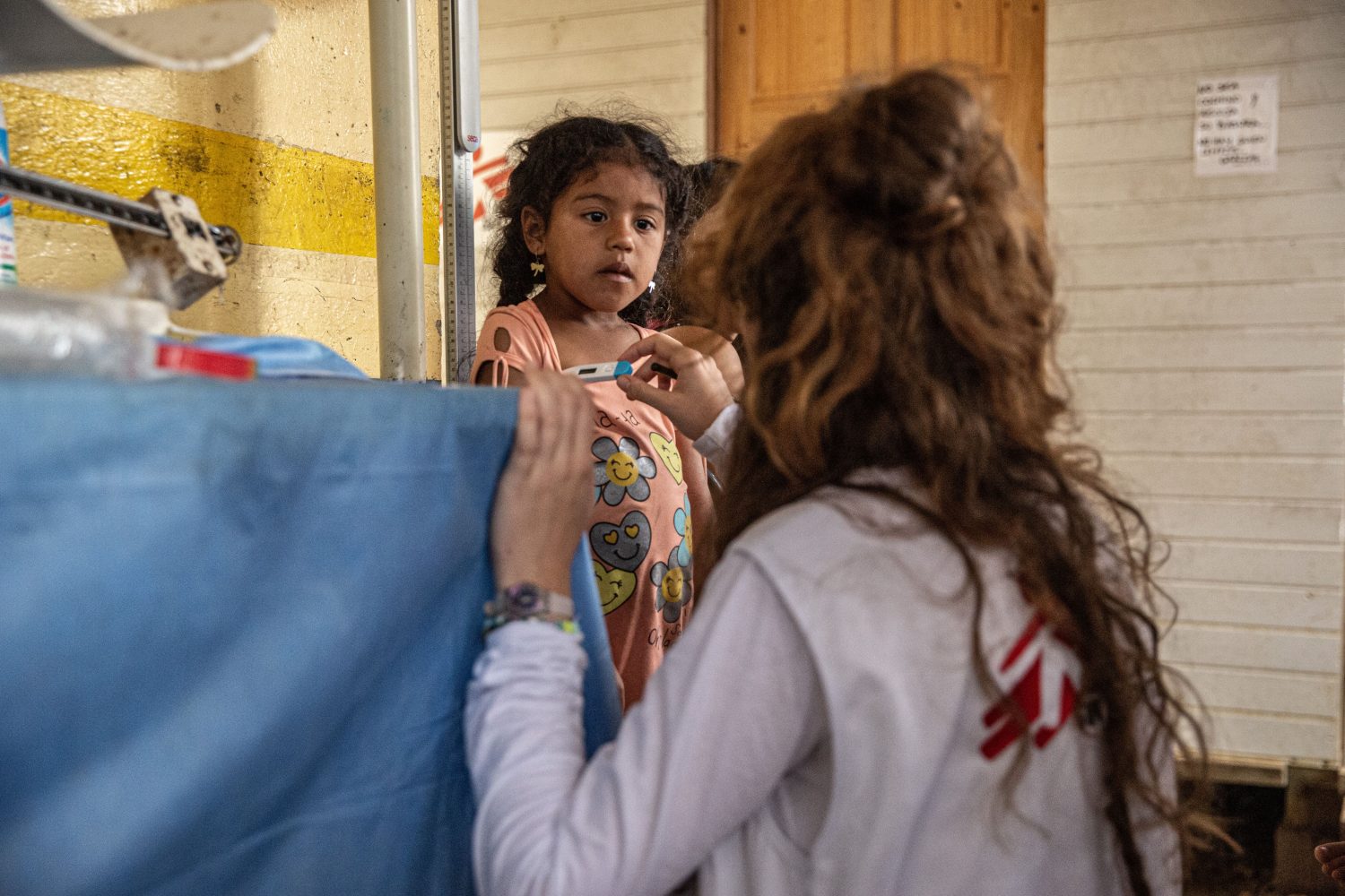 Trabajadora de la ONG Médicos Sin Fronteras asiste a una niña en Darién, Panamá.